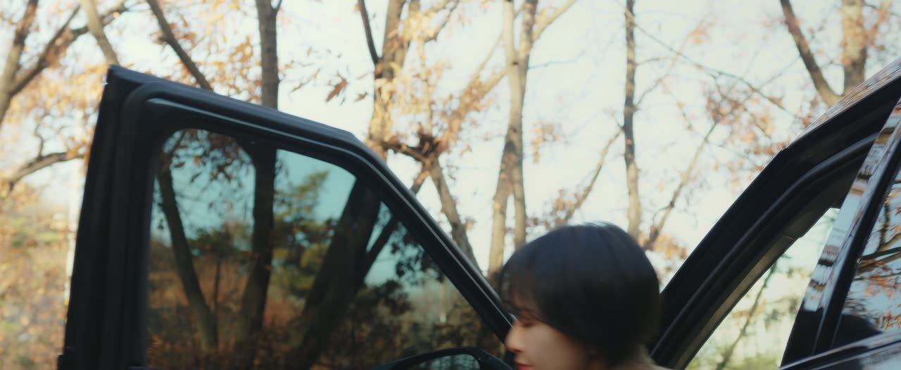 차 문을 열고 차에 타는 사람