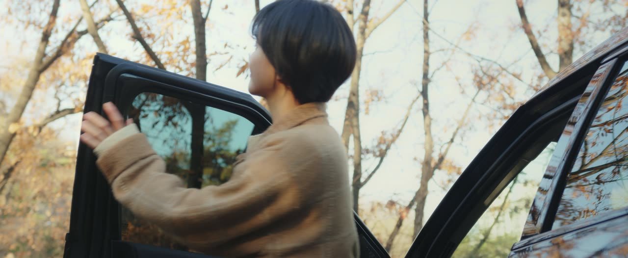 차 문을 열고 차에 타는 사람