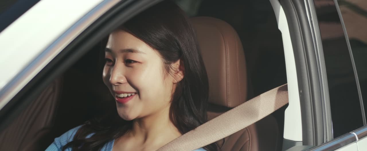 운전석에서 웃고 있는 운전자