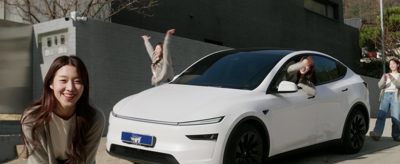 흰색 SUV 앞에서 출고를 기뻐하는 사람들